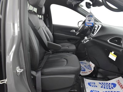 2025 Chrysler Pacifica Select - BraunAbility XI - Power InFloor Ramp