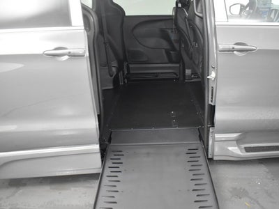 2025 Chrysler Pacifica Select - BraunAbility XI - Power InFloor Ramp