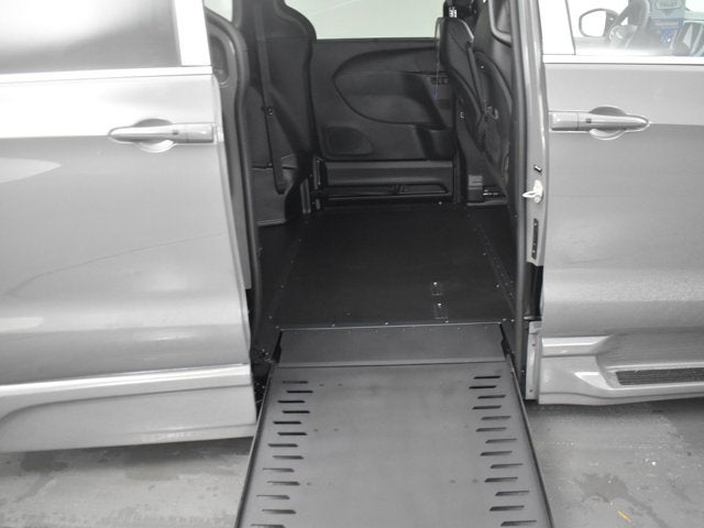 2025 Chrysler Pacifica Select - BraunAbility XI - Power InFloor Ramp