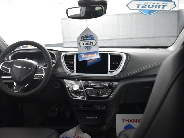 2025 Chrysler Pacifica Select - BraunAbility XI - Power InFloor Ramp