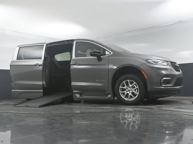 2025 Chrysler Pacifica Select - BraunAbility XI - Power InFloor Ramp
