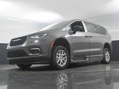 2025 Chrysler Pacifica Select - BraunAbility XI - Power InFloor Ramp