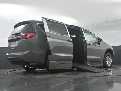 2025 Chrysler Pacifica Select - BraunAbility XI - Power InFloor Ramp