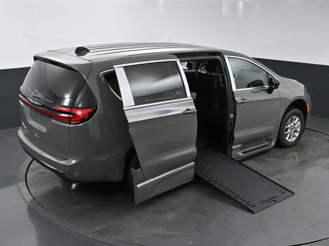 2025 Chrysler Pacifica Select - BraunAbility XI - Power InFloor Ramp
