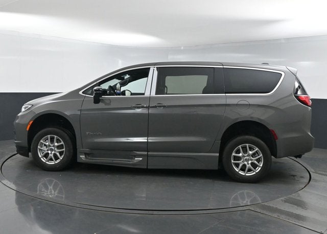 2025 Chrysler Pacifica Select - BraunAbility XI - Power InFloor Ramp