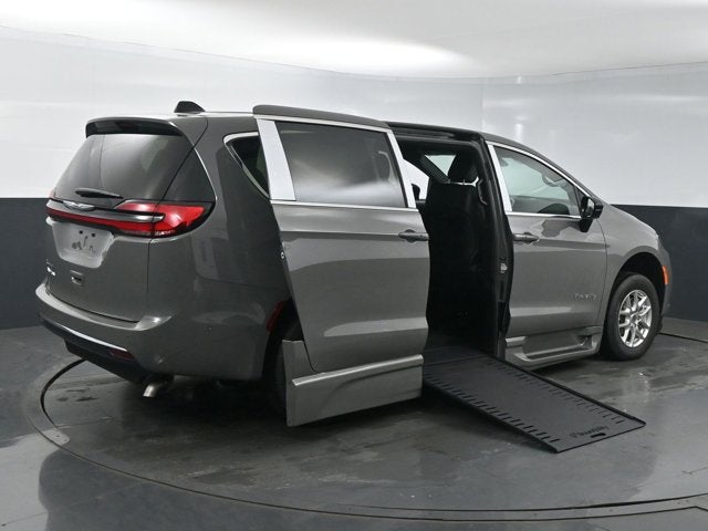 2025 Chrysler Pacifica Select - BraunAbility XI - Power InFloor Ramp