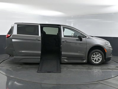 2025 Chrysler Pacifica Select - BraunAbility XI - Power InFloor Ramp