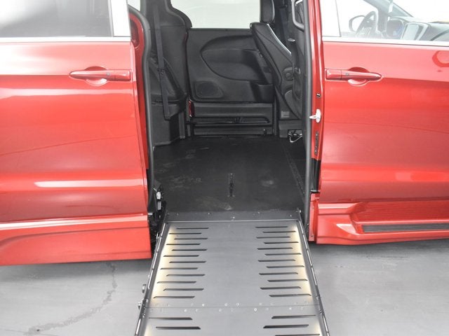 2025 Chrysler Pacifica Select - BraunAbility XT - Power Fold-Out Ramp