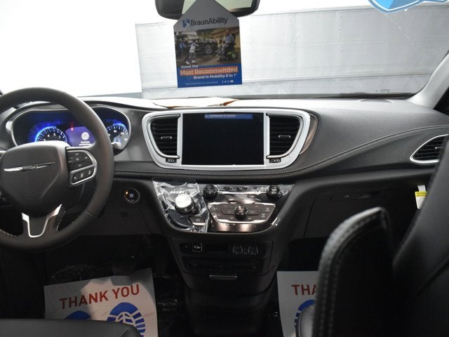 2025 Chrysler Pacifica Select - BraunAbility XT - Power Fold-Out Ramp