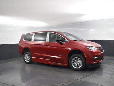 2025 Chrysler Pacifica Select - BraunAbility XT - Power Fold-Out Ramp