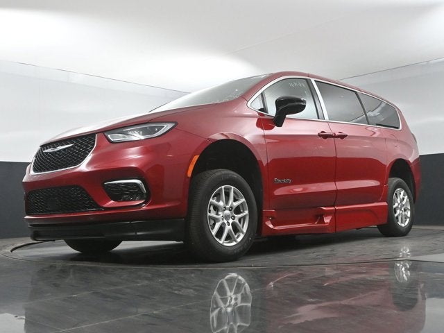 2025 Chrysler Pacifica Select - BraunAbility XT - Power Fold-Out Ramp