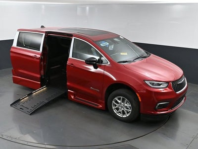 2025 Chrysler Pacifica Select - BraunAbility XT - Power Fold-Out Ramp