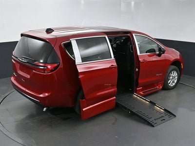 2025 Chrysler Pacifica Select - BraunAbility XT - Power Fold-Out Ramp