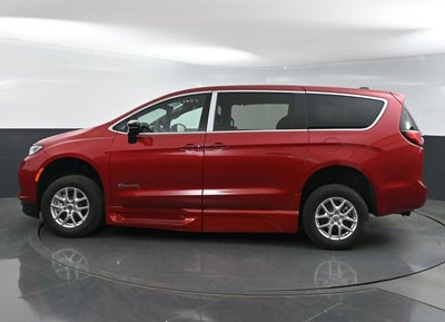 2025 Chrysler Pacifica Select - BraunAbility XT - Power Fold-Out Ramp