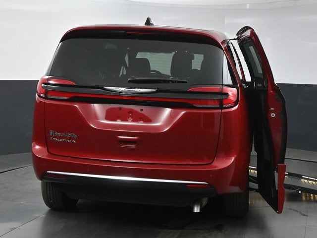 2025 Chrysler Pacifica Select - BraunAbility XT - Power Fold-Out Ramp