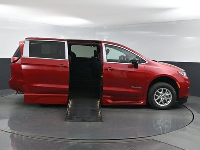 2025 Chrysler Pacifica Select - BraunAbility XT - Power Fold-Out Ramp