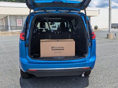 2026 Chrysler Pacifica Select