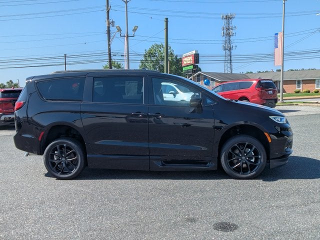 2026 Chrysler Pacifica Select Sport - [NEW]BraunAbility XT - Power Fold-Out Ramp