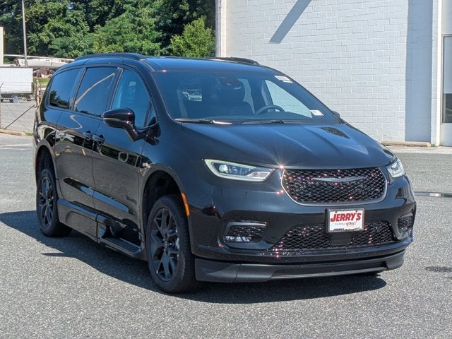 2026 Chrysler Pacifica Select Sport - [NEW]BraunAbility XT - Power Fold-Out Ramp