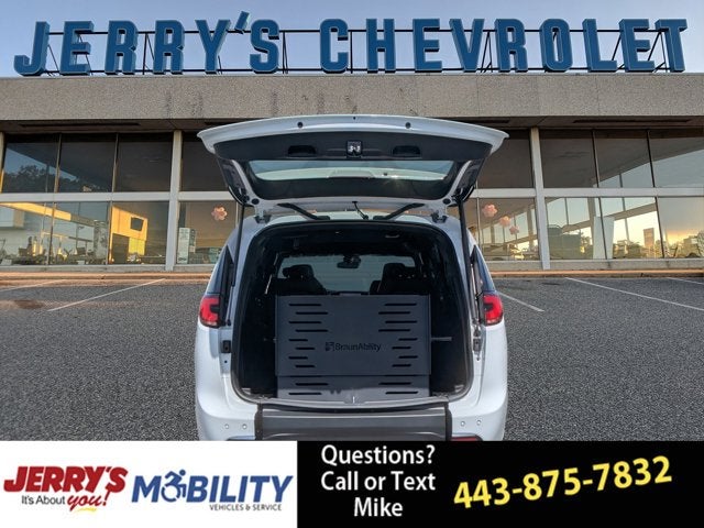 2025 Chrysler Pacifica Select - BraunAbility Manual Rear Entry - Wheelchair Accessible Conversion