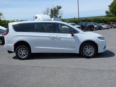 2025 Chrysler Pacifica Select - BraunAbility Manual Rear Entry - Wheelchair Accessible Conversion