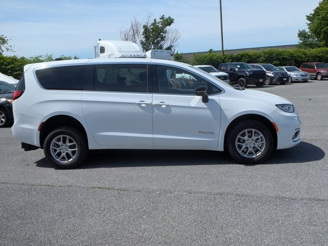2025 Chrysler Pacifica Select - BraunAbility Manual Rear Entry - Wheelchair Accessible Conversion