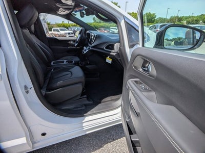 2025 Chrysler Pacifica Select - BraunAbility Manual Rear Entry - Wheelchair Accessible Conversion