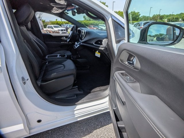 2025 Chrysler Pacifica Select - BraunAbility Manual Rear Entry - Wheelchair Accessible Conversion