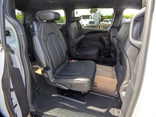 2025 Chrysler Pacifica Select - BraunAbility Manual Rear Entry - Wheelchair Accessible Conversion