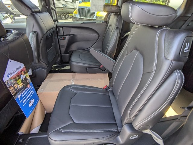 2025 Chrysler Pacifica Select - BraunAbility Manual Rear Entry - Wheelchair Accessible Conversion