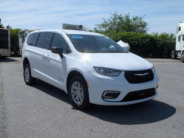 2025 Chrysler Pacifica Select - BraunAbility Manual Rear Entry - Wheelchair Accessible Conversion