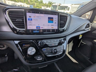 2025 Chrysler Pacifica Select - BraunAbility Manual Rear Entry - Wheelchair Accessible Conversion