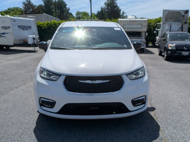 2025 Chrysler Pacifica Select - NEW BraunAbility Manual Rear Entry - Wheelchair Accessible Conversion