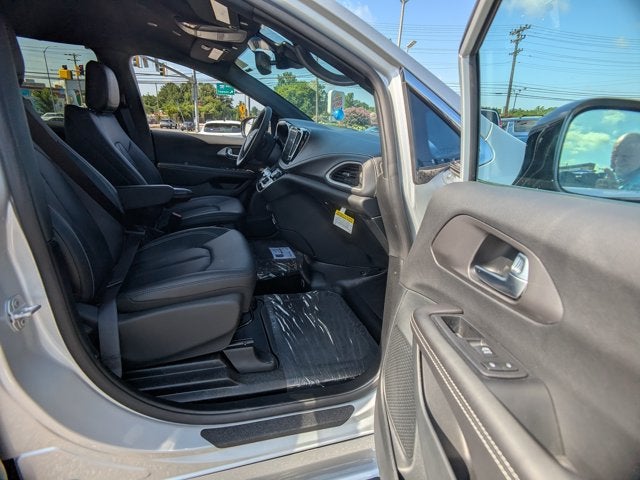 2026 Chrysler Pacifica Select - [NEW] BraunAbility XT - Power Fold-Out Ramp