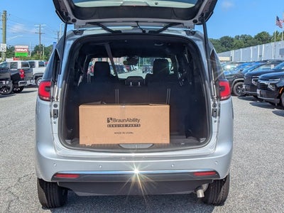 2026 Chrysler Pacifica Select - [NEW] BraunAbility XT - Power Fold-Out Ramp