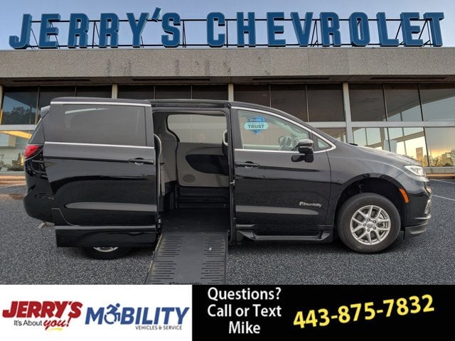 2024 Chrysler Pacifica Touring L - BraunAbility XI Power Infloor Ramp