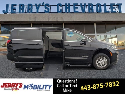 2024 Chrysler Pacifica Touring L - BraunAbility XI Power Infloor Ramp