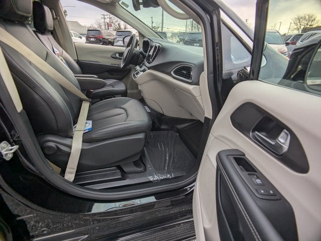 2024 Chrysler Pacifica Touring L - BraunAbility XI Power Infloor Ramp