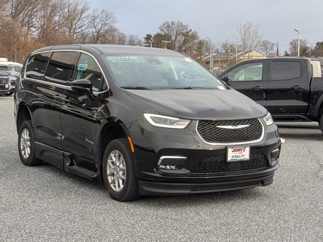 2024 Chrysler Pacifica Touring L - BraunAbility XI Power Infloor Ramp