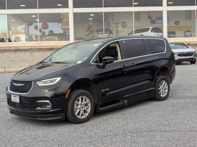2024 Chrysler Pacifica Touring L - BraunAbility XI Power Infloor Ramp