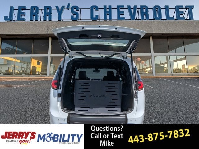 2025 Chrysler Pacifica Select - BraunAbility Manual Rear Entry - Wheelchair Accessible Conversion