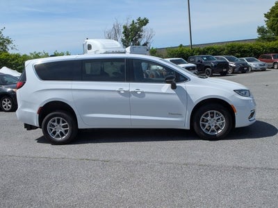 2025 Chrysler Pacifica Select - BraunAbility Manual Rear Entry - Wheelchair Accessible Conversion