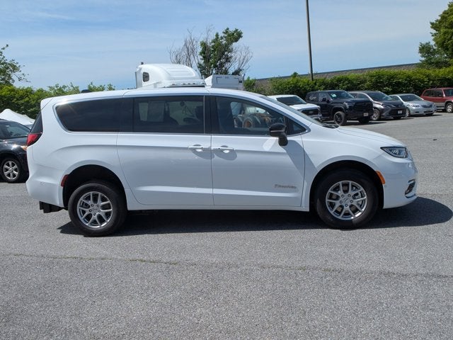 2025 Chrysler Pacifica Select - BraunAbility Manual Rear Entry - Wheelchair Accessible Conversion