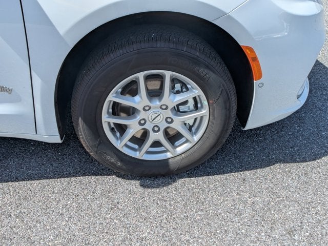 2025 Chrysler Pacifica Select - BraunAbility Manual Rear Entry - Wheelchair Accessible Conversion