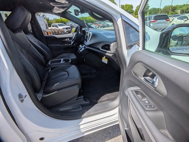 2025 Chrysler Pacifica Select - BraunAbility Manual Rear Entry - Wheelchair Accessible Conversion