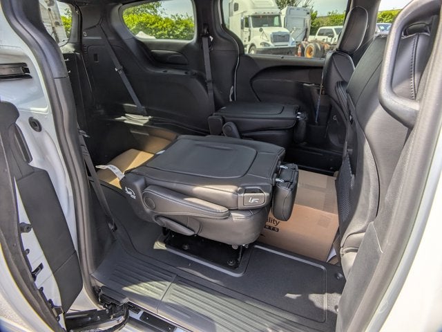 2025 Chrysler Pacifica Select - BraunAbility Manual Rear Entry - Wheelchair Accessible Conversion