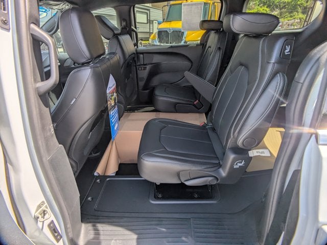 2025 Chrysler Pacifica Select - BraunAbility Manual Rear Entry - Wheelchair Accessible Conversion
