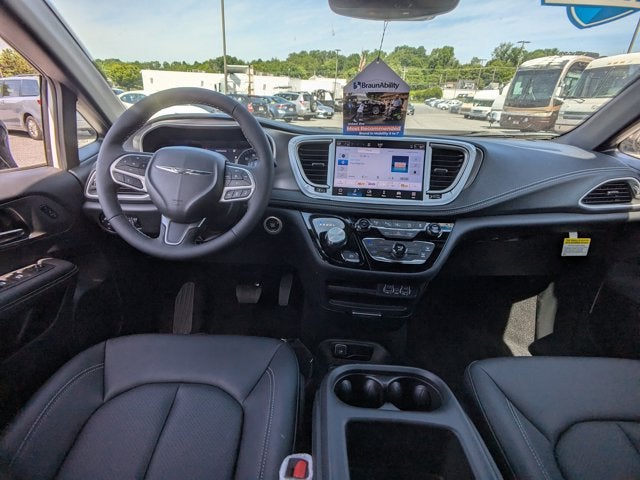 2025 Chrysler Pacifica Select - BraunAbility Manual Rear Entry - Wheelchair Accessible Conversion