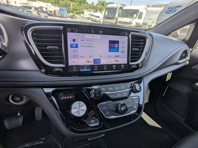 2025 Chrysler Pacifica Select - BraunAbility Manual Rear Entry - Wheelchair Accessible Conversion