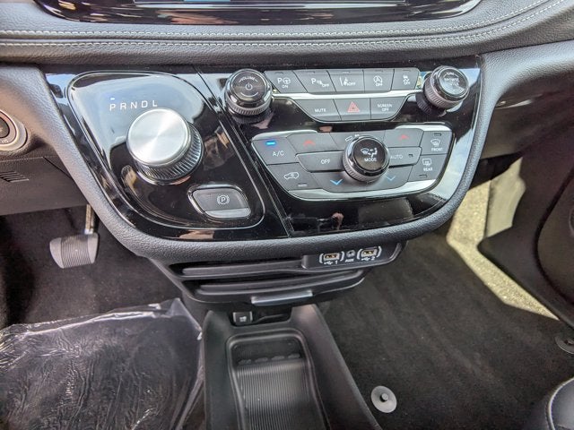 2025 Chrysler Pacifica Select - BraunAbility Manual Rear Entry - Wheelchair Accessible Conversion